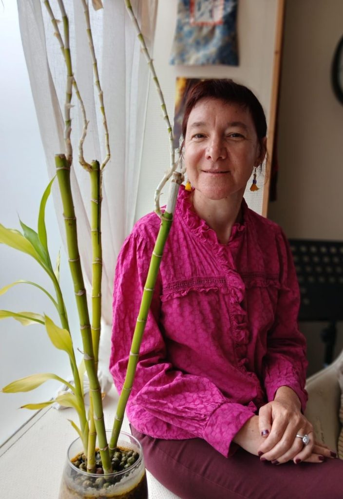 Femme souriante avec des bambous