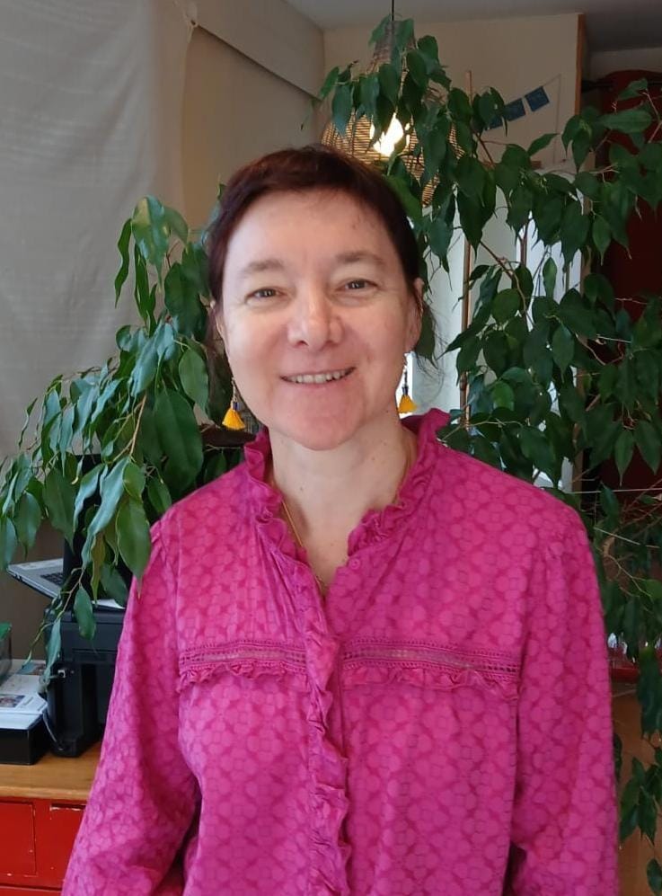 txt_media Femme souriante devant une plante